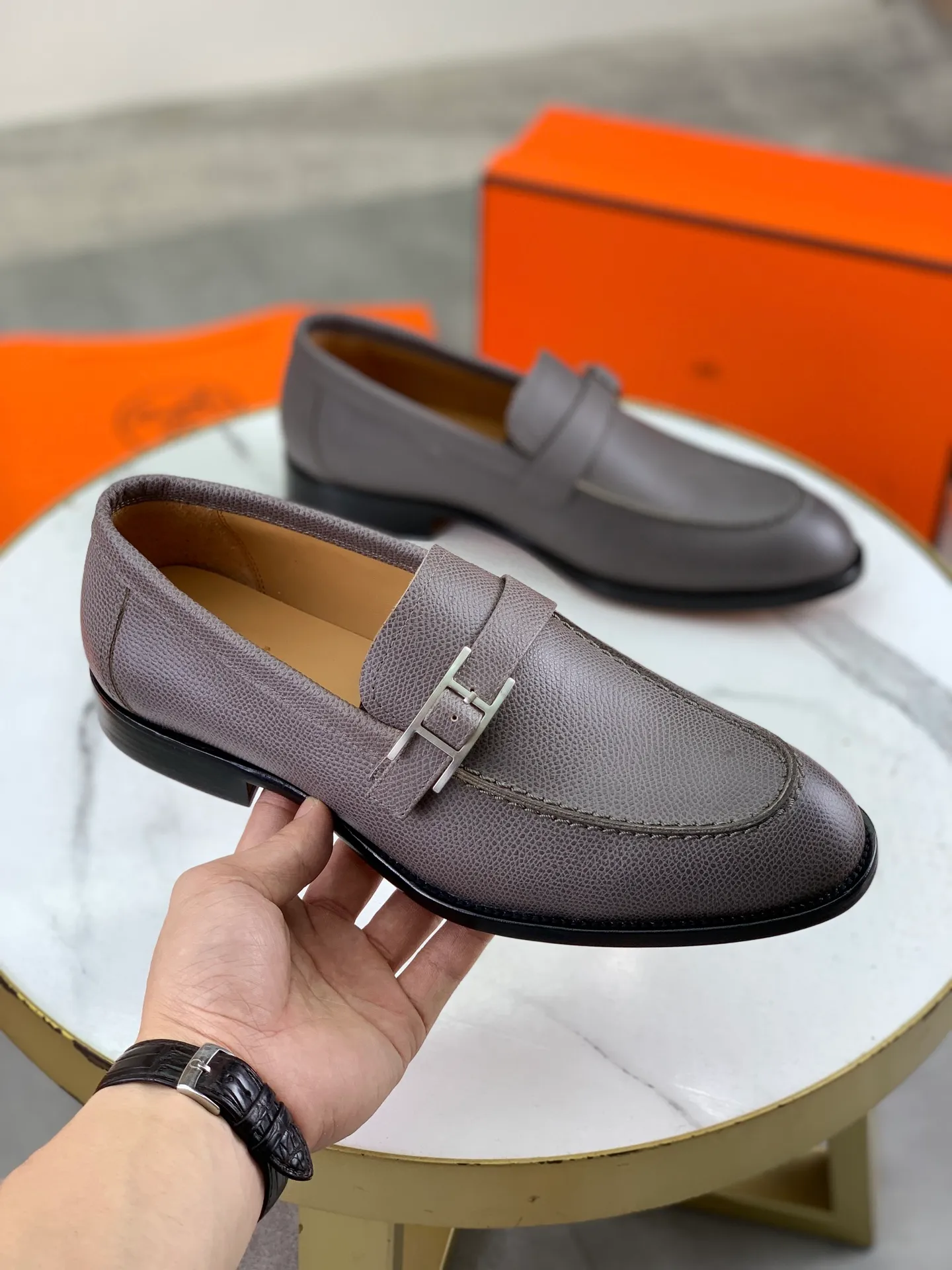 Factory price P980 💰💎💎💎 Original genuine leather outsole Brand: Hermès Grade: Same as the official website Original quality materials: Original soft calfskin Water-dyed cowhide lining Original Italian genuine leather outsole Style categories: Men's fashion Formal casual leather shoes Slip-on men's shoes series Young fashion European and American trends British style Code number: 39-45 (38.46 can be customized)